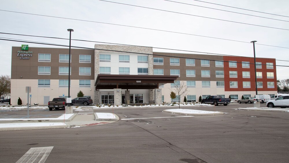 Holiday Inn Express & Suites Marion by IHG - photo 2