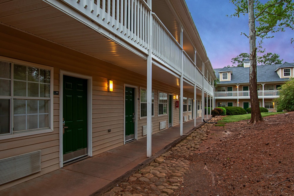 HomeTowne Studios by Red Roof Atlanta Lawrenceville - photo 20