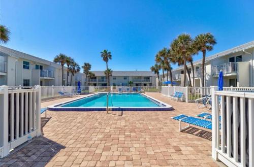 Beachside Serenity Private Balcony with Ocean View Heated Pool BBQ King Bed — 4-Star Luxury Hotel in New Smyrna Beach, United States
