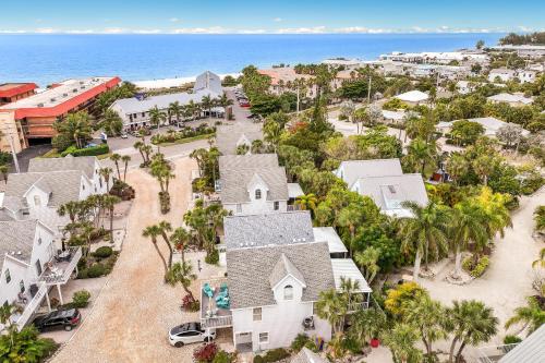Two Sisters in Holmes Beach, United States
