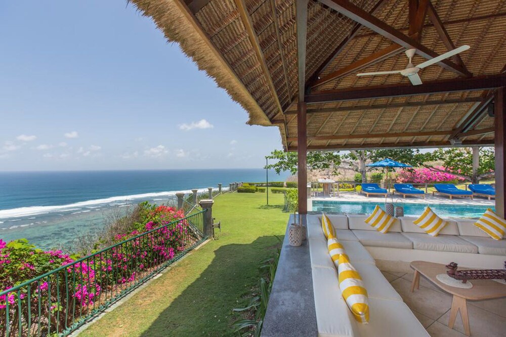 Villa Karang Putih — 5-Star Luxury Hotel in Bali, Indonesia