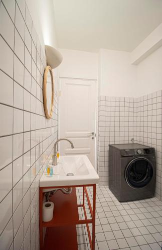 3BR Scenic Terrace Apt in Abanotubani By Wehost