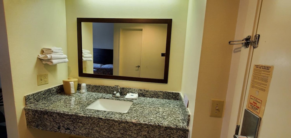 Plano Inn & Suites - photo 25