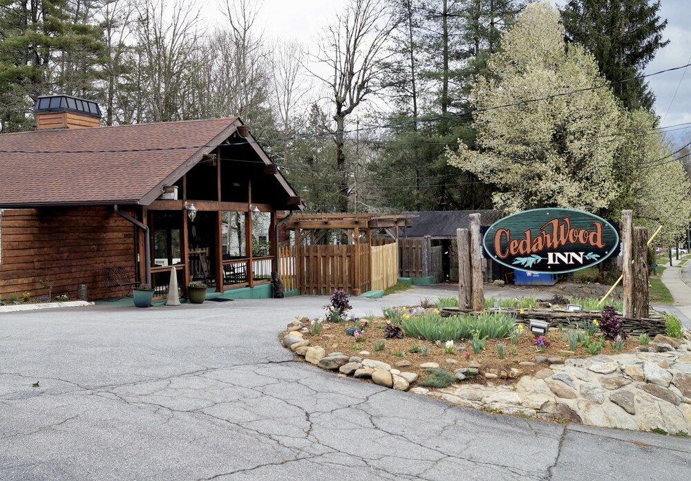 CedarWood Inn - photo 2