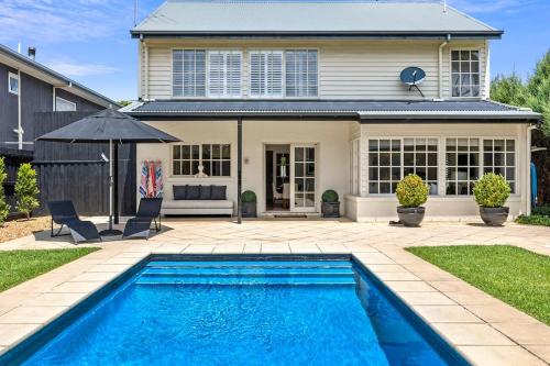 Bella Vista Retreat With Pool 950m to Beach in Torquay, Australia