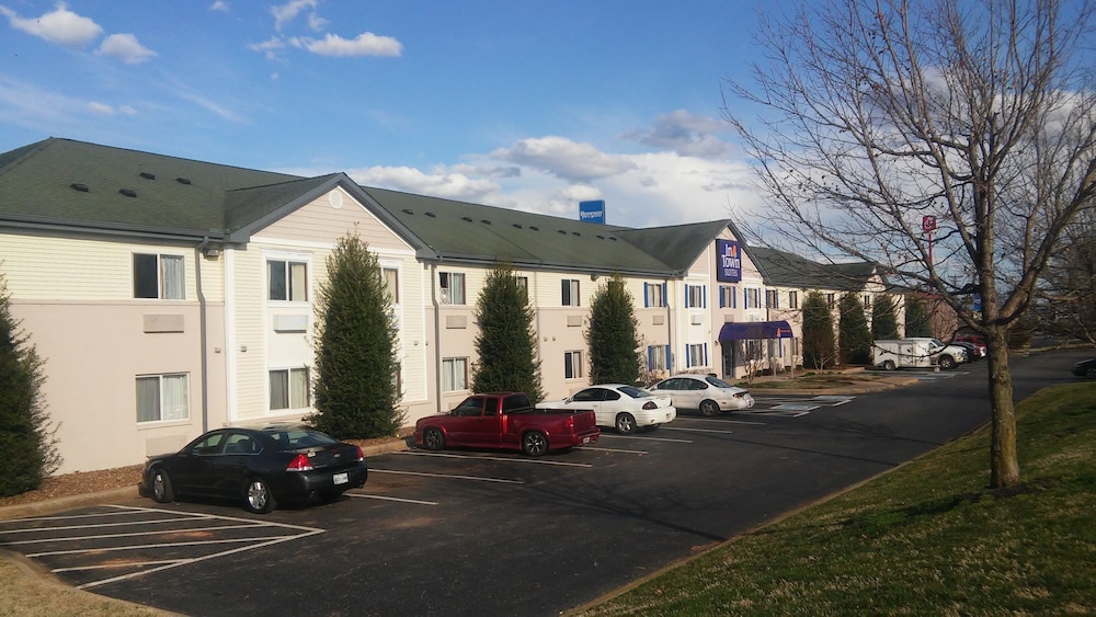 InTown Suites Extended Stay Clarksville - photo 24