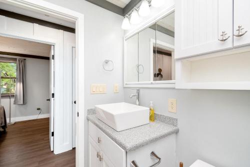 Mountains to Sea by Oak Island Accommodations - photo 12