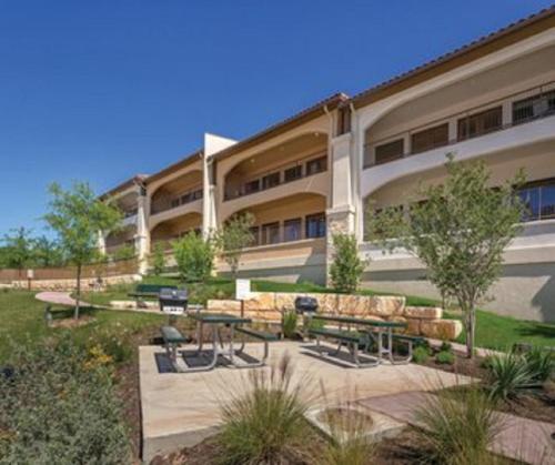 Enjoy The Scenery Of Lake Marble Falls In 2bd Resort Condo With Family — Marble Falls