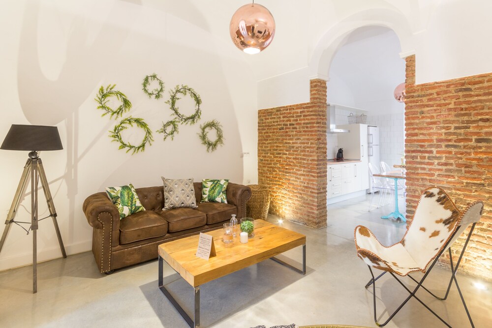 Apartamentos Duran Pizarro 1930 — 4-Star Luxury Hotel in Merida, Spain
