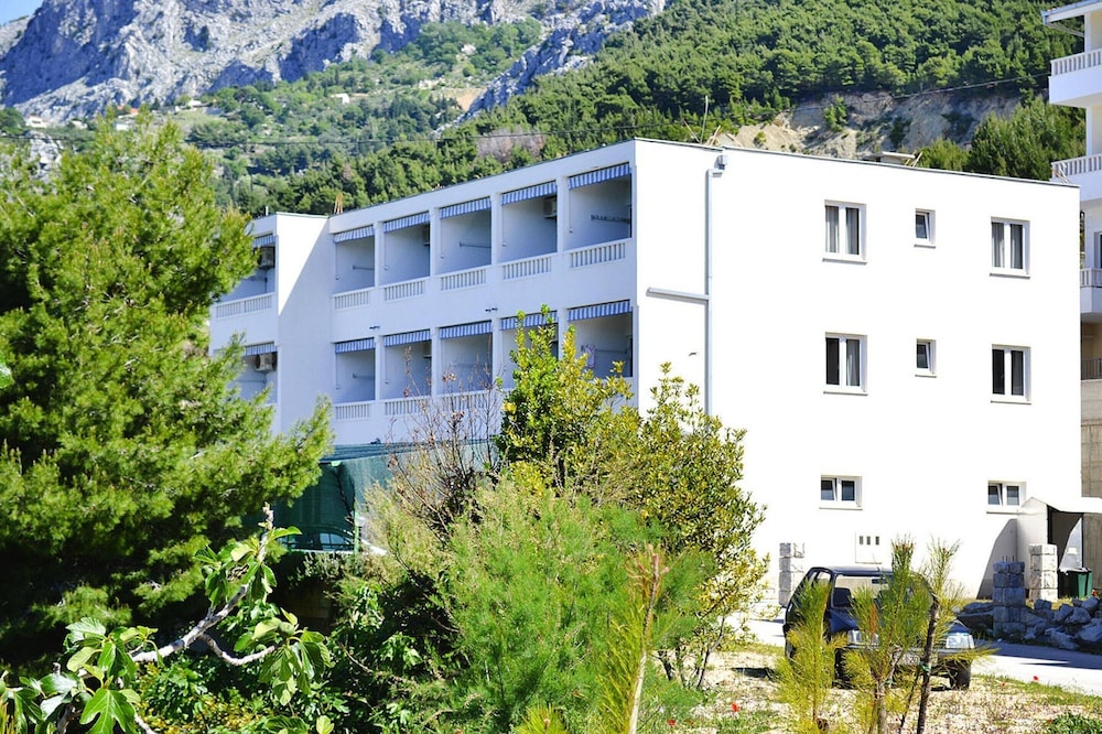 Apartment in Nemira with Stunning Sea Views — 4-Star Luxury Hotel in Omis, Croatia