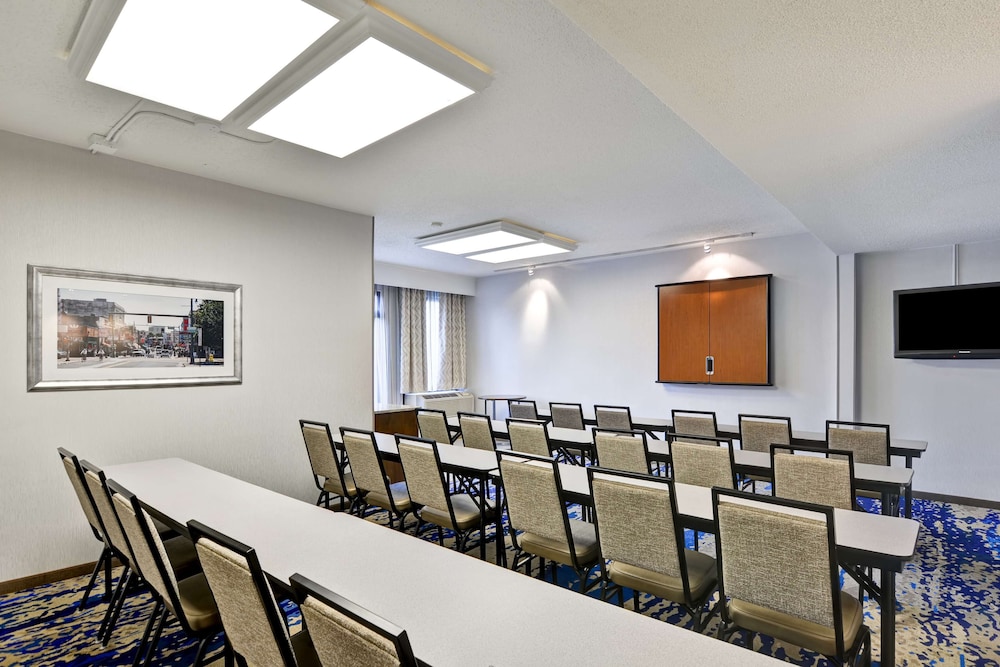 Hampton Inn Memphis Poplar - photo 33