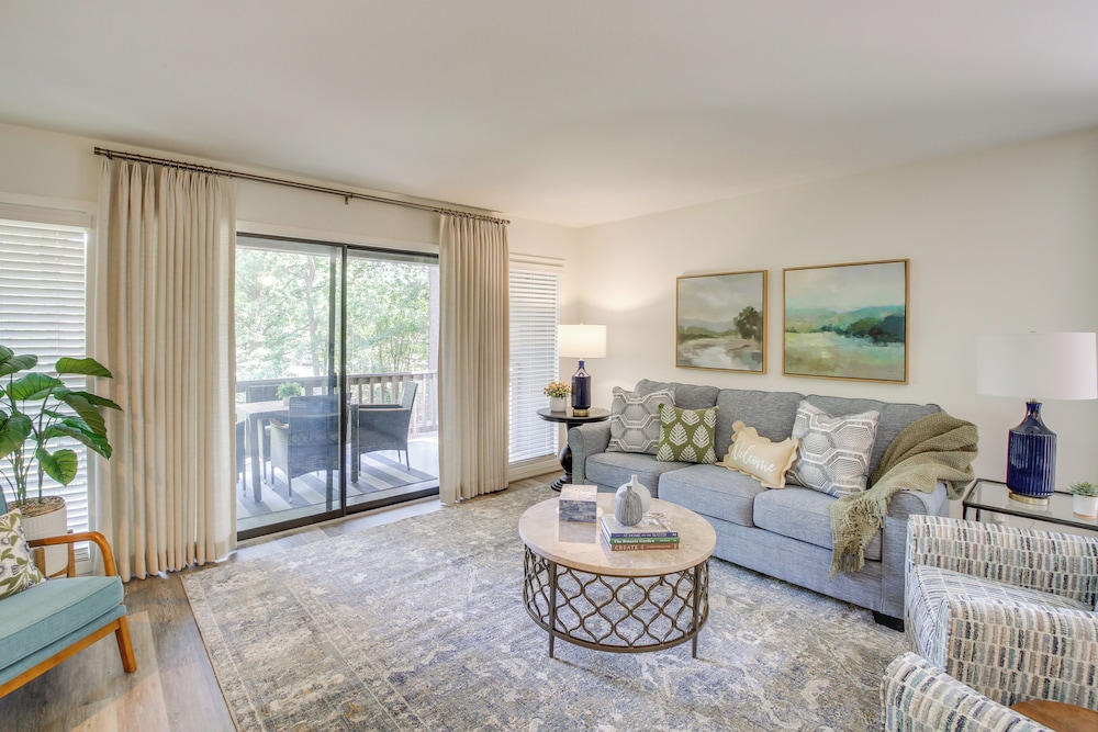 Pool Hot Tub & Lake Access: Lake Hamilton Condo — 4-Star Luxury Hotel in Hot Springs, United States