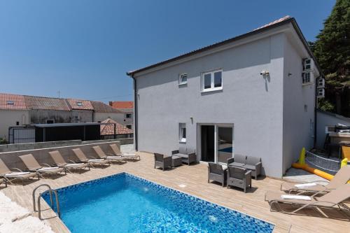 Villa Marijo with a pool — 4-Star Luxury Hotel in Novalja, Croatia
