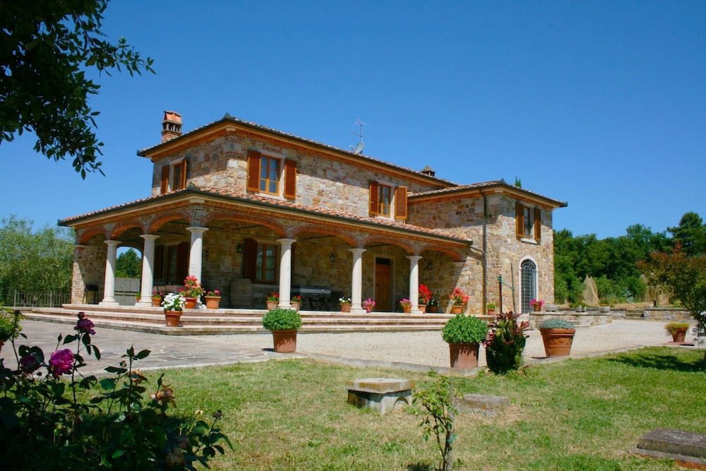 Stunning private villa for 8 guests with private pool WIFI TV terrace pets allowed and parking — 4-Star Luxury Hotel in Lucignano, Italy