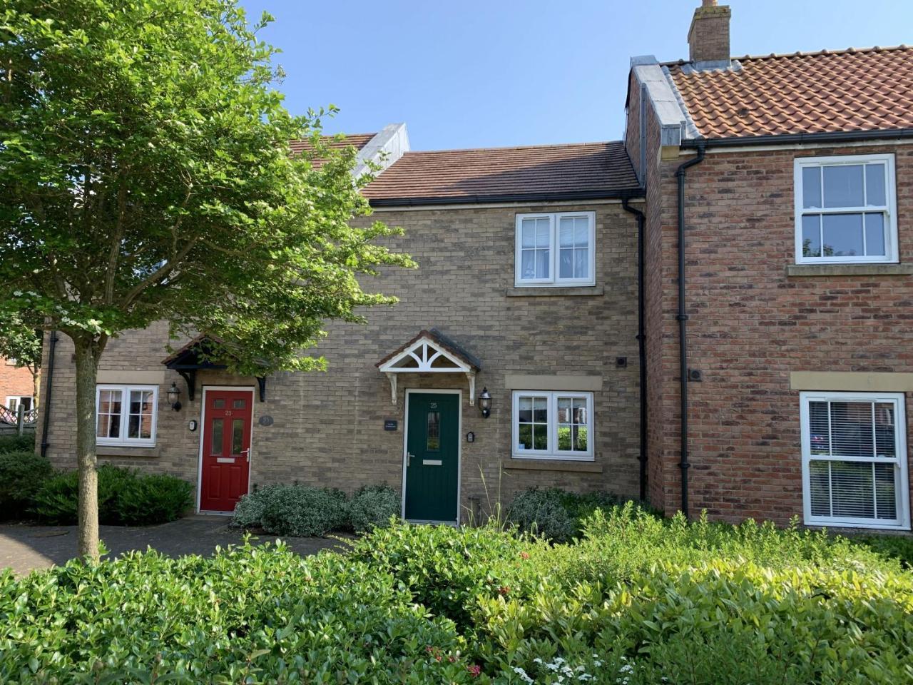 Sea Esta The Bay 2 bedrooms patio garden parking nearby 2 dogs welcome in Filey, United Kingdom