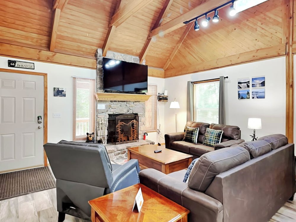 Almost Bearadise - carbon neutral hotel in Swanton
