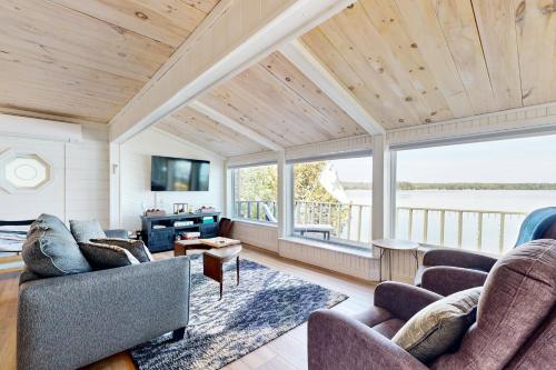 Dark Harbour Cottage — 4-Star Luxury Hotel in Vassalboro, United States