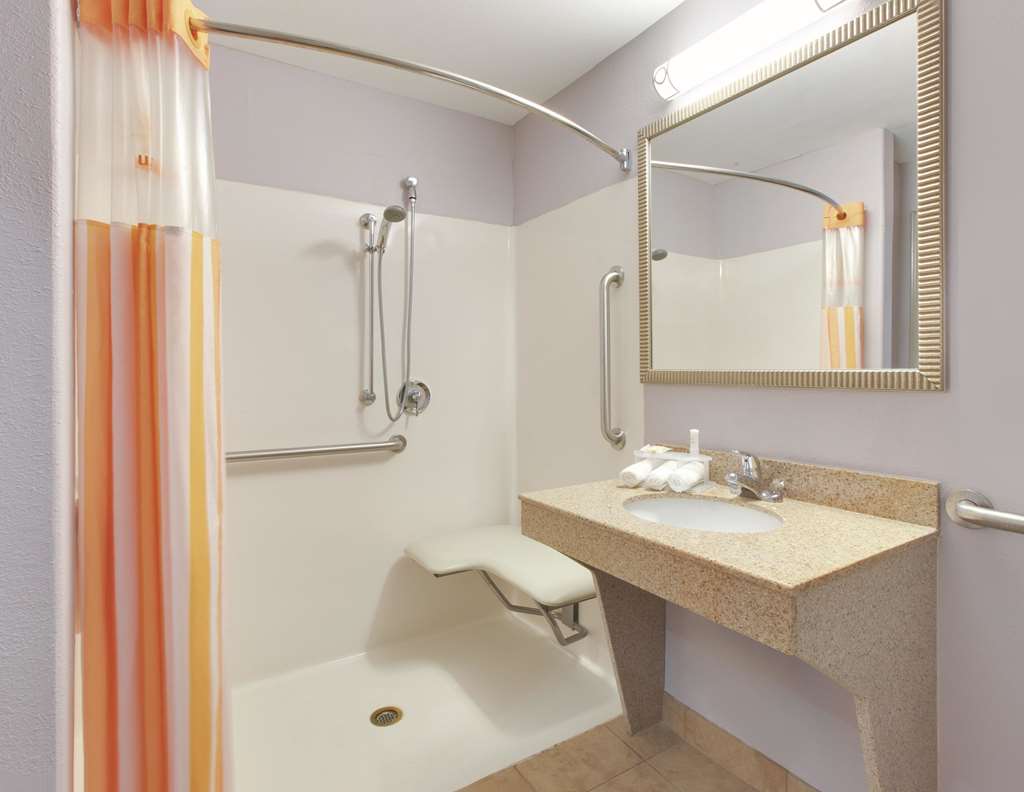 La Quinta Inn & Suites by Wyndham Corsicana - photo 12