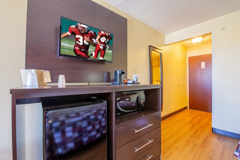 Red Roof Inn & Suites Indianapolis Airport - photo 10
