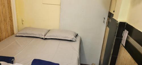 Near Andheri Airport AC Couple Friendly Small Cozy Room Budget Inn