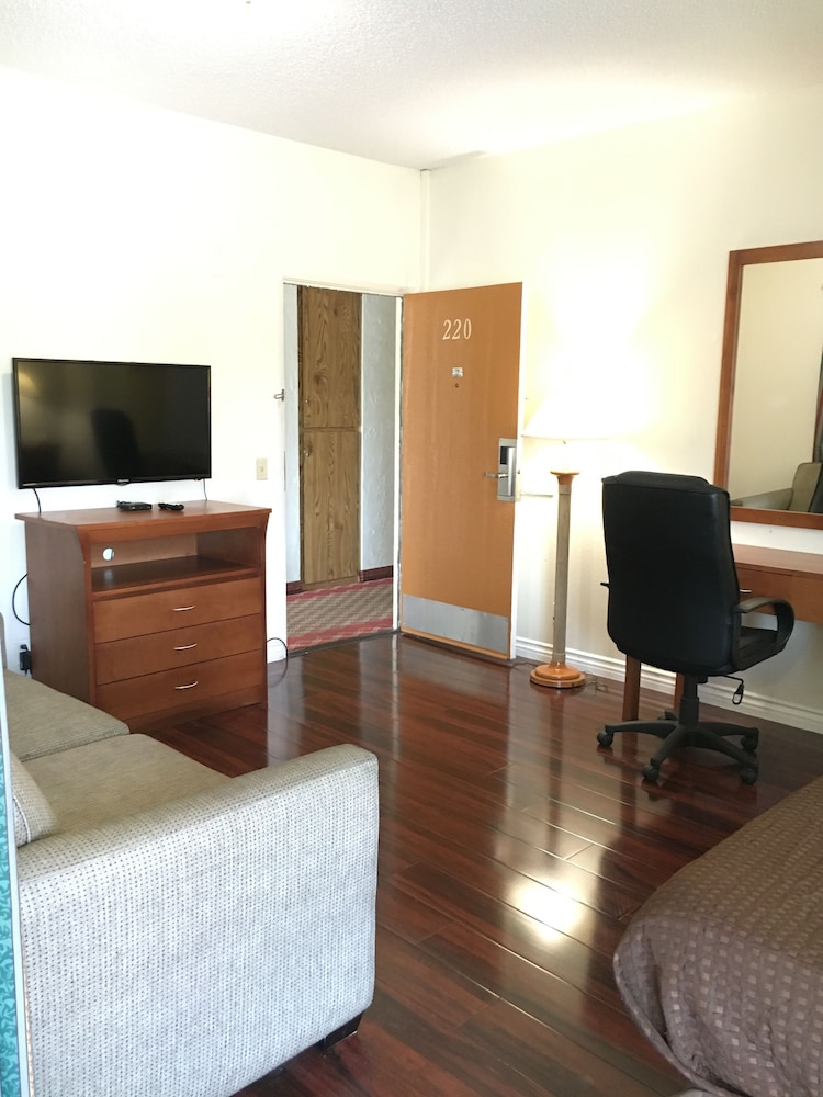 Riverside Inn & Suites - photo 7