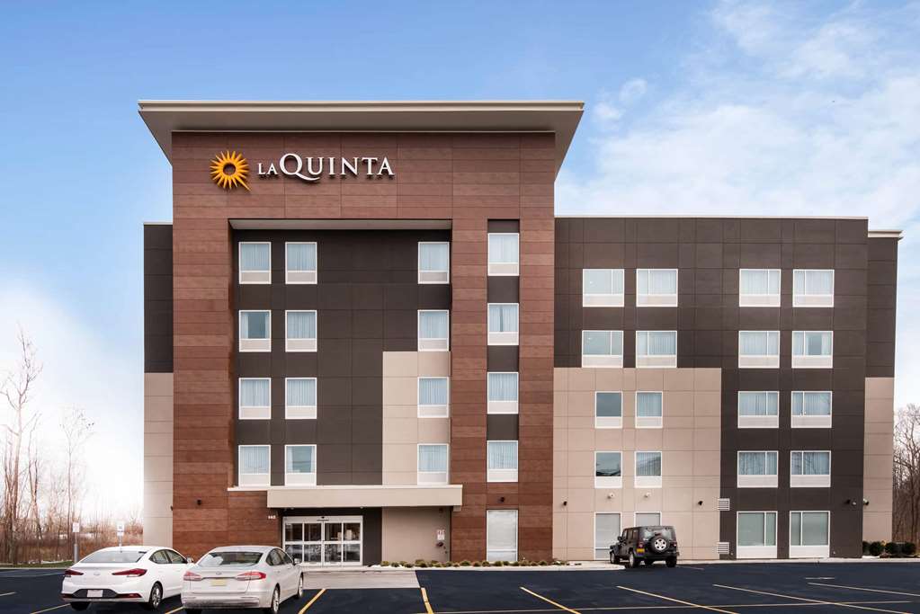 La Quinta Inn & Suites by Wyndham Buffalo Amherst - photo 3