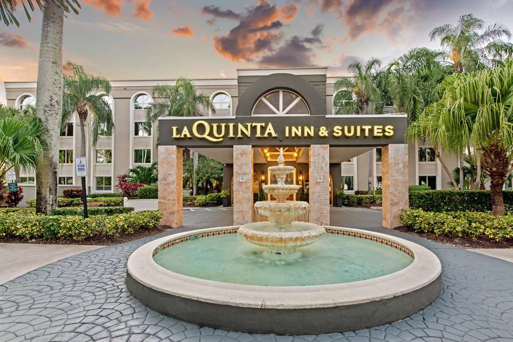 La Quinta Inn & Suites by Wyndham Coral Springs South - photo 7