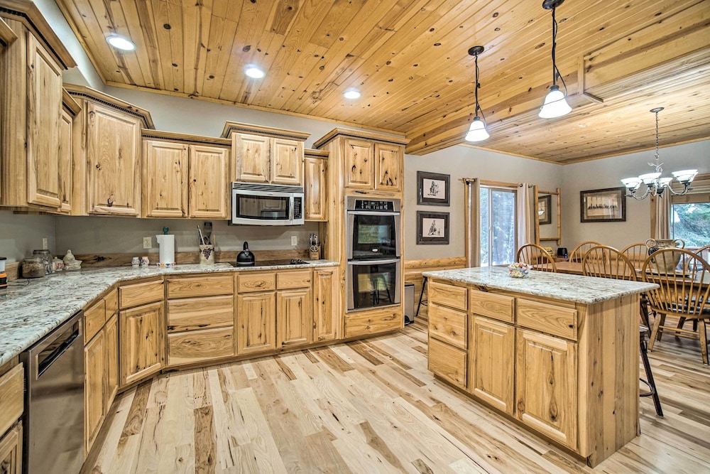 Garden Valley Cabin with Loft and Large Deck — 4-Star Luxury Hotel in Deer Lodge, United States