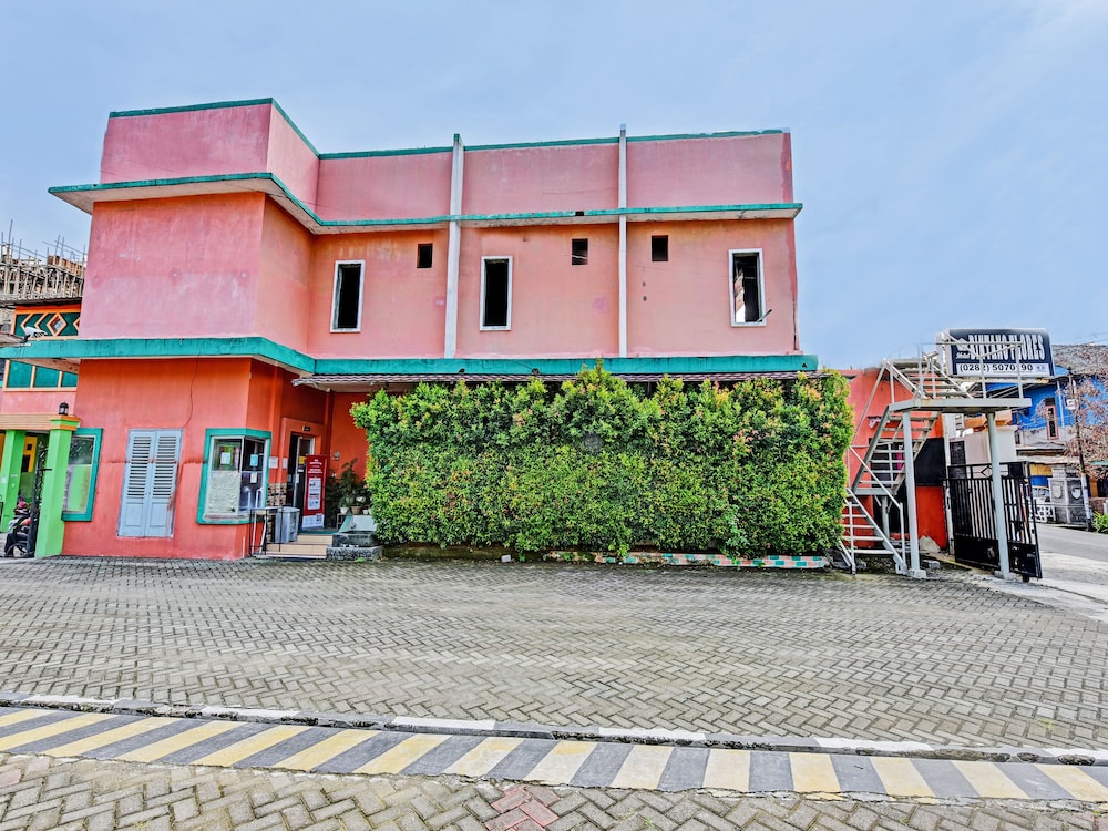 Spot On 91376 Hotel Bintang Flores in Cilacap, Indonesia