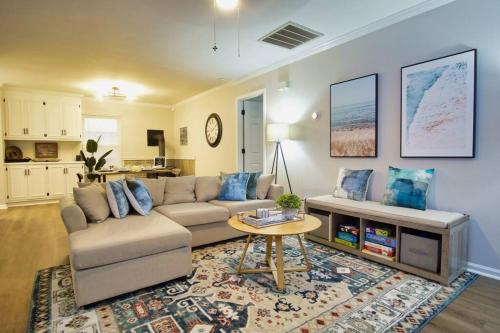 Bungalow Bliss Beach Cottage Blocks From Ocean — 4-Star Luxury Hotel in Myrtle Beach, United States