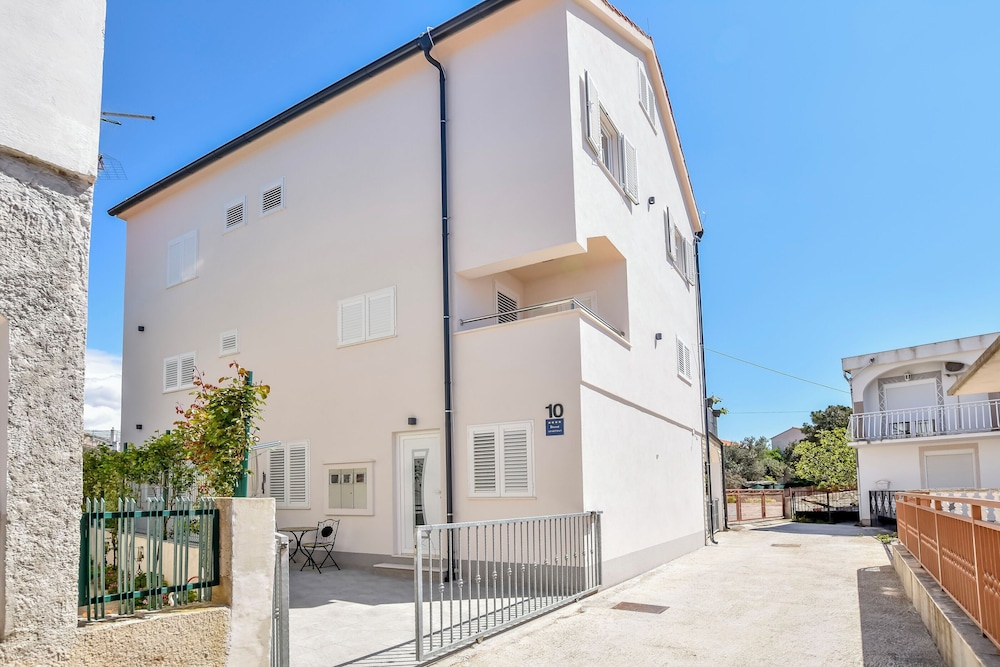 Apartments Jelena — 4-Star Luxury Hotel in Rogoznica, Croatia