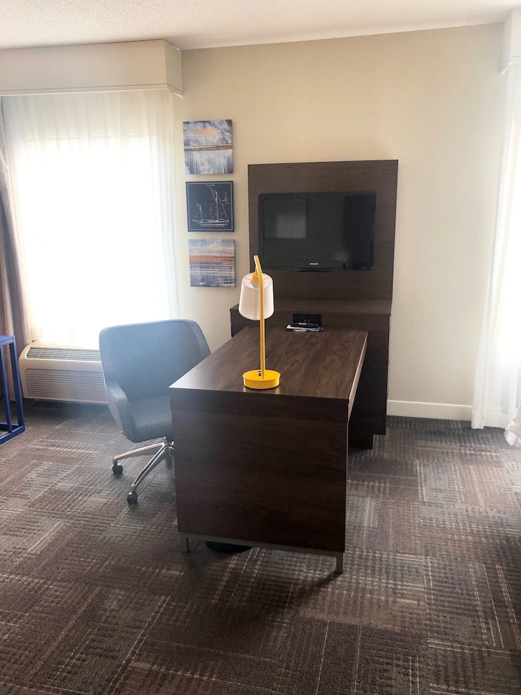Hampton Inn & Suites Norfolk Airport - photo 16