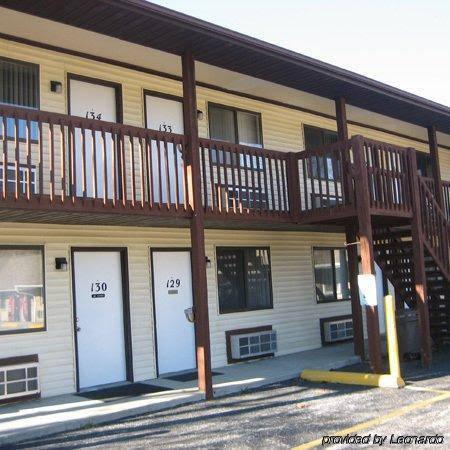 Economy Inn & Suites Cedar Lake - photo 2