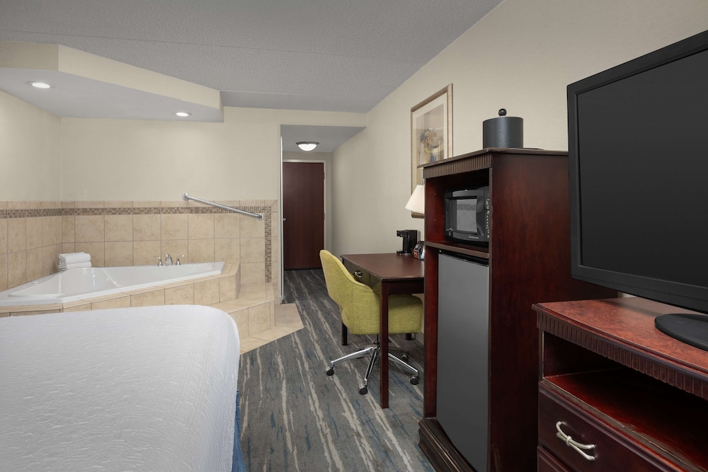 Hampton Inn Syracuse Clay - photo 16