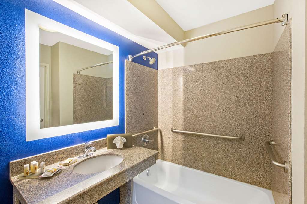La Quinta Inn & Suites by Wyndham NE Long Beach Cypress - photo 20