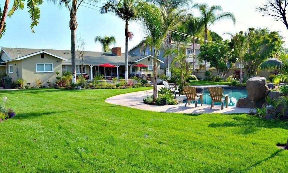 Incredible Estate 5 Bedrooms 3 Bathroom W resort Style Rock Pool & Jacuzzi — hotel in Fullerton