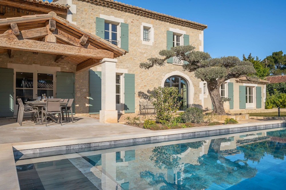 Villa Lou Panta Elegance and Comfort in the Heart of Saint r My de provence — 4-Star Luxury Hotel in Saint-Remy-De-Provence, France