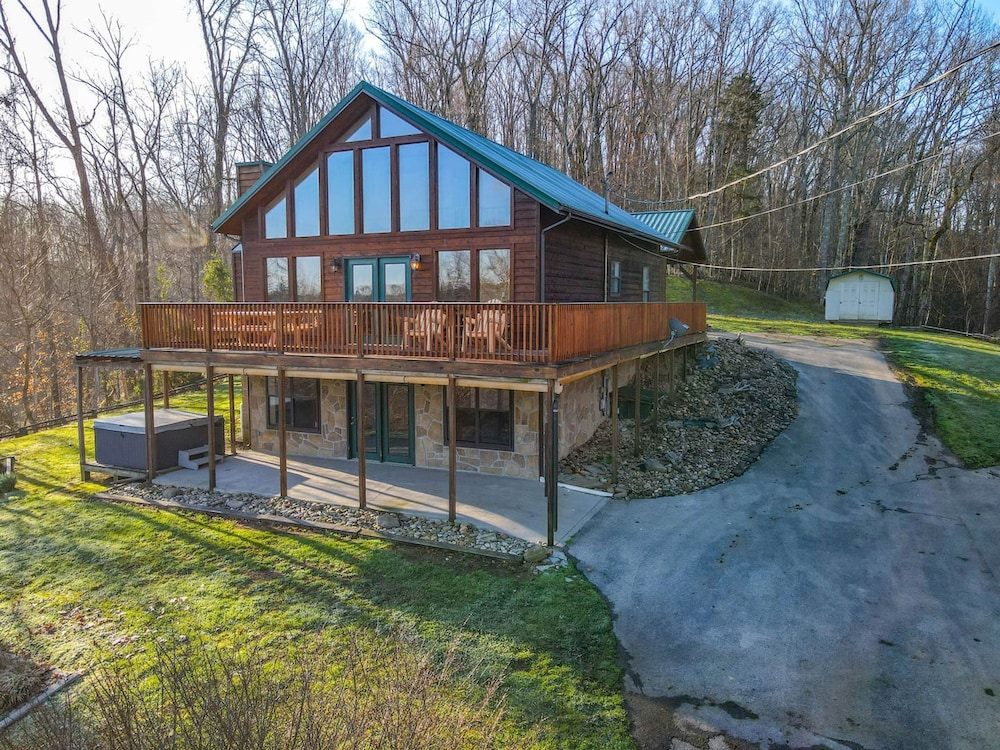 Dog Friendly Views Hot Tub Close To Pf Gsmnp — 4-Star Luxury Hotel in Sevierville, United States