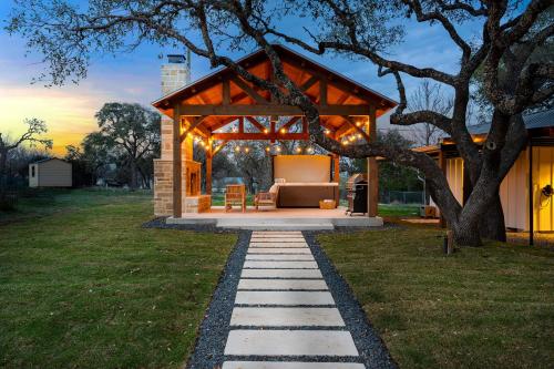 White Oak Haus Outdoor fireplace and Hot tub — 4-Star Luxury Hotel in Fredericksburg, United States
