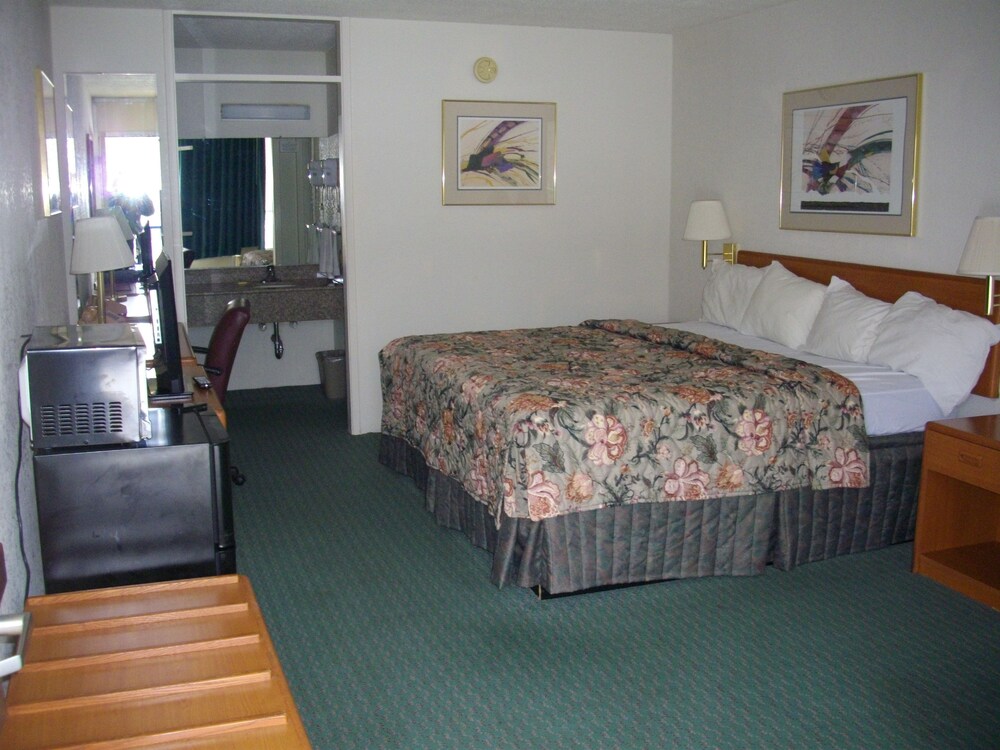 Macomb Inn - photo 6