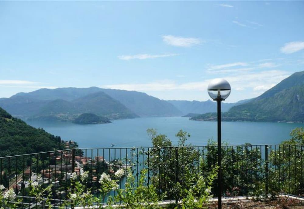 Vista d'Oro Ulivo Apt. 8 10 — 5-Star Luxury Hotel in Perledo, Italy