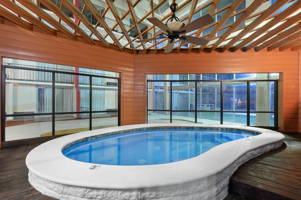 Ramada by Wyndham Texarkana - photo 15