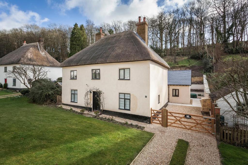 Three Little Pigs Luxury Cottage — 5-Star Luxury Hotel in Blandford Forum, United Kingdom