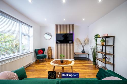 Cosy 3 Bed House l Garden l Free Parking l Stretford l Sleeps 7 l Book today with The Cosy Corner Nationwide — 4-Star Luxury Hotel in Manchester, United Kingdom