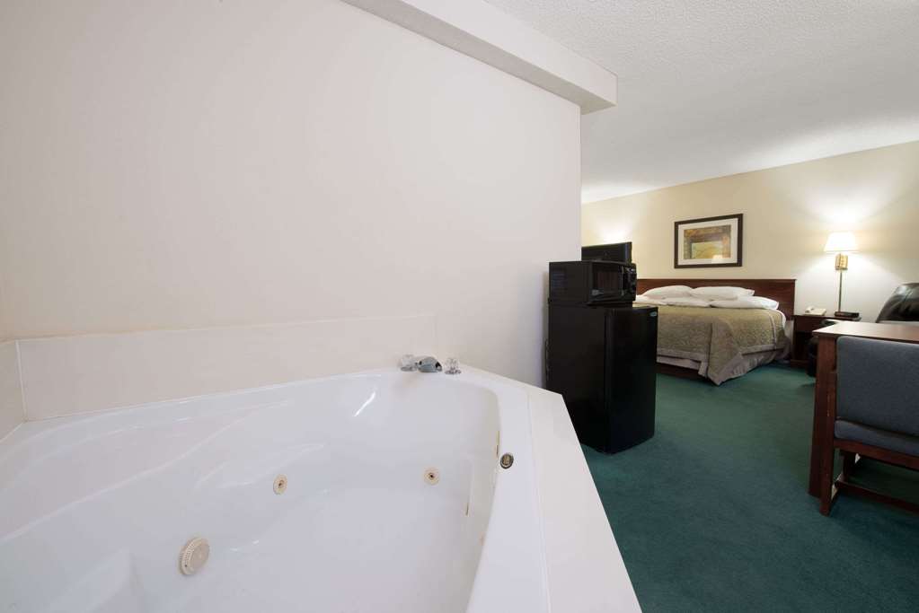 Super 8 by Wyndham Richmond - photo 15