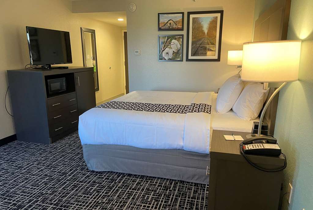 La Quinta Inn and Suites by Wyndham Jonesboro - photo 18