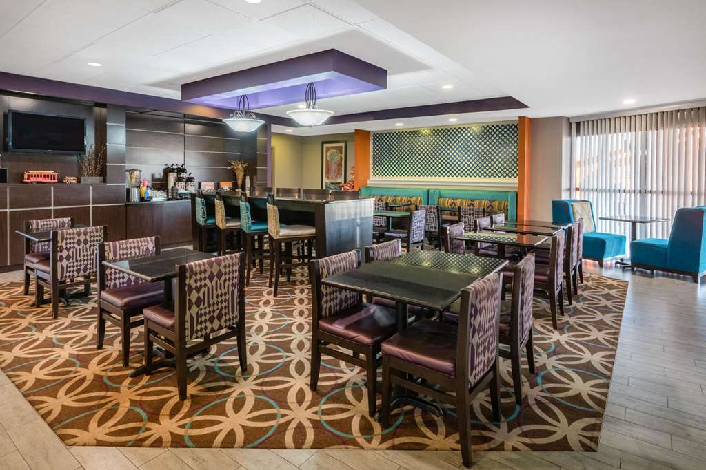 La Quinta Inn & Suites by Wyndham Memphis Airport Graceland - photo 47