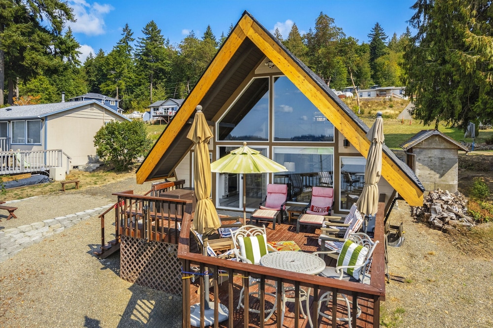 Beautifully Remodeled Beach Front A frame — hotel in Shelton