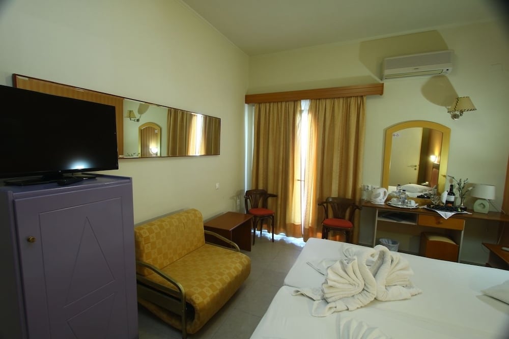 Mantas Hotel — Agioi Theodoroi — photo 5