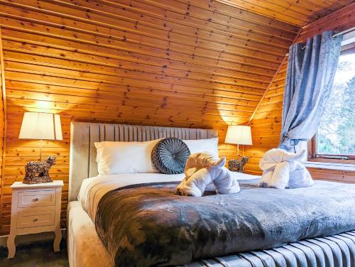 Macha 3 Hot Tub Perth Pets Family Luxury Cabin — 4-Star Luxury Hotel in Perth, United Kingdom